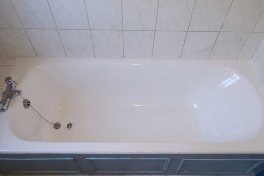 Bathtub after stain removal